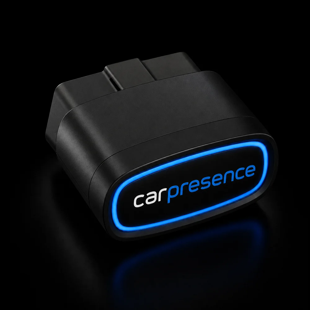 Kit CarPresence — el dongle OBD con su anillo de luz encendido